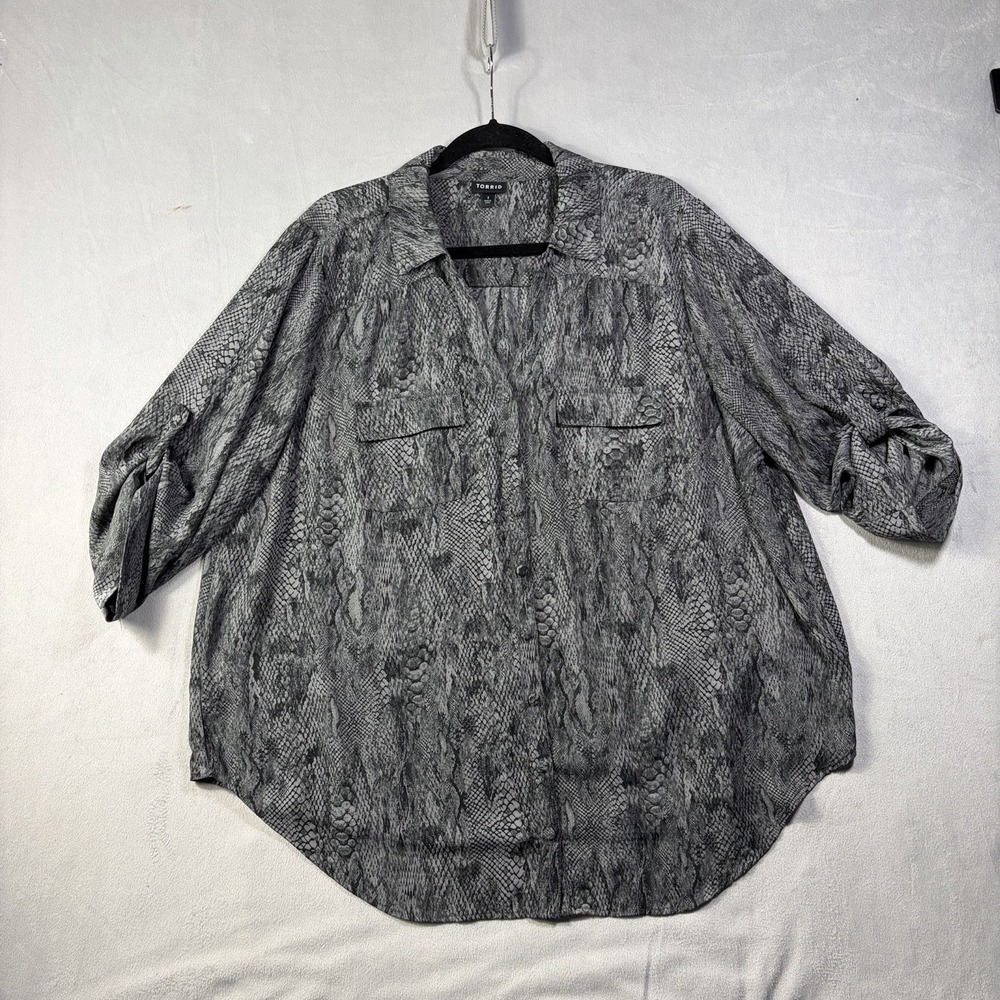 Torrid Grey Snakeskin Print Georgette Button Down Blouse  Women's 3/4 Sleeve